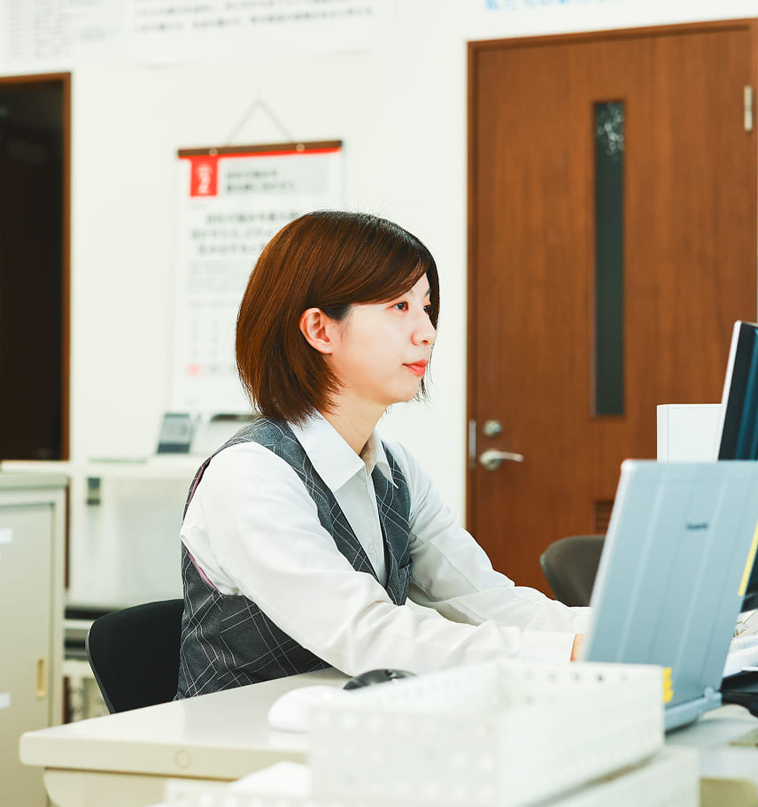 生産管理課・長屋 萌がデスクでパソコンに向かう様子