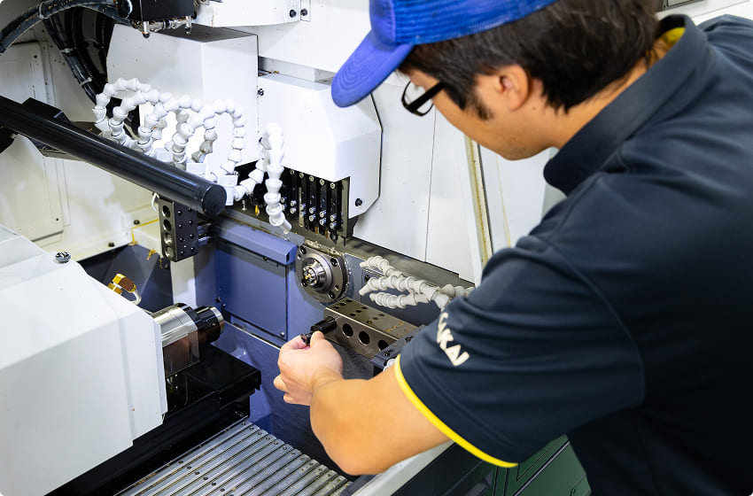 CNC旋盤段取り作業、株式会社坂井製作所