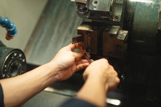 株式会社坂井製作所 部品加工の様子