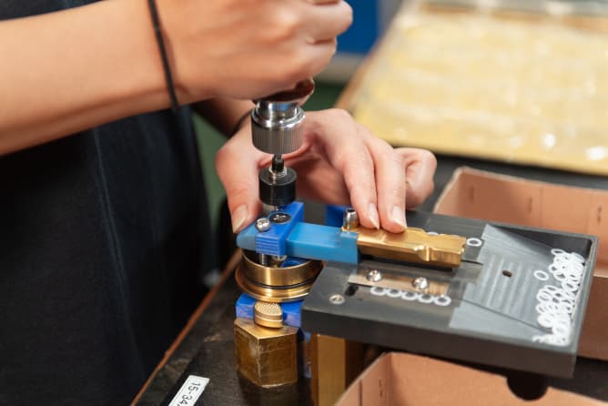 株式会社サンエース 商品組み立ての様子