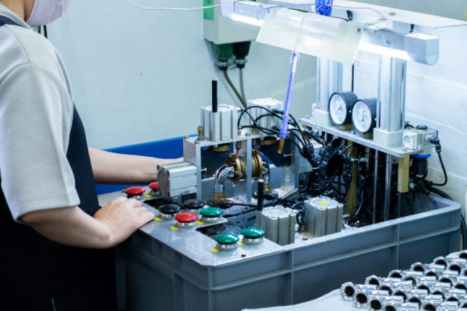 株式会社サンエース リークテストの様子