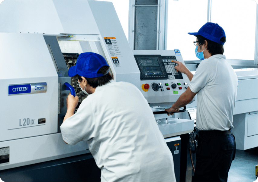 美容機器部品切削加工をしている写真